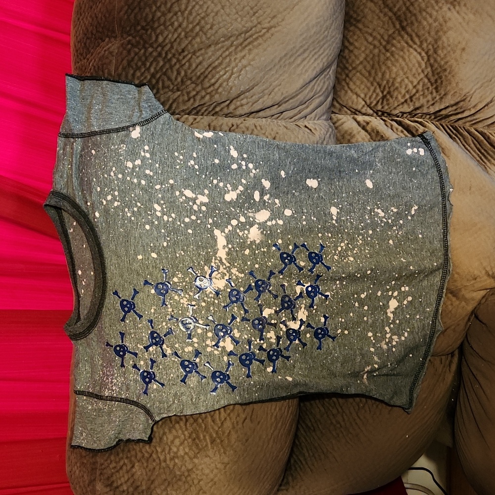 Women's skull and cross bones  burnout tee wise M slim cut